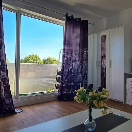 Avec Balcon Rer A 20mn De Paris Ou Disneyland Homestay